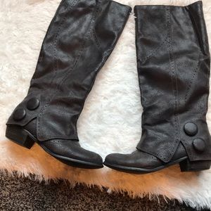 Not Rates Gray Boots with button accent 8